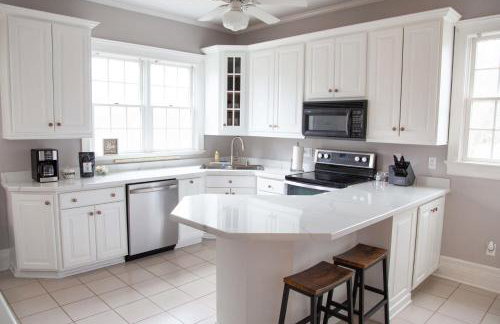 Lakeview on Main Pool Fire Pit and Walkable - Foto 8