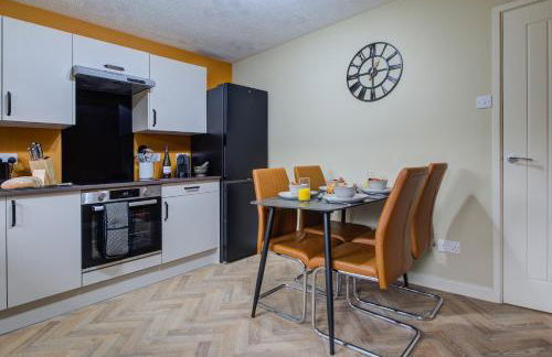 Central 3-Bedroom House Sleeps 5 with Parking - Foto 23