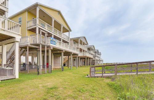 2 Decks, Patio and Views Beachfront Texas Retreat - Photo 33