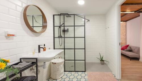 NB - Cozy loft steps from City of Arts & Sciences - Photo 4, Shower