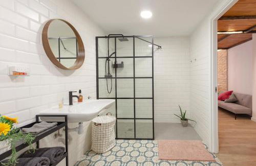 NB - Cozy loft steps from City of Arts & Sciences - Photo 4