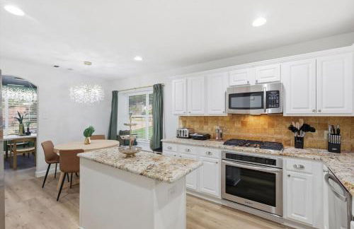 4BR w Pool Cinema Room, Mini Golf & EV - Photo 8