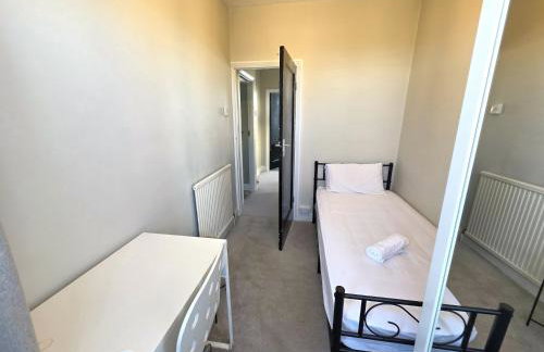 Modern Chic 3-Bed Retreat in Chadwell Heath - Foto 6