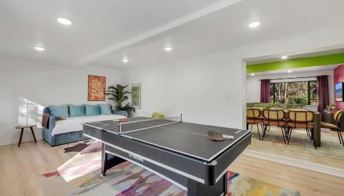 Spacious 4BD - Central Stay with Backyard & Games - Foto 5, Game Room