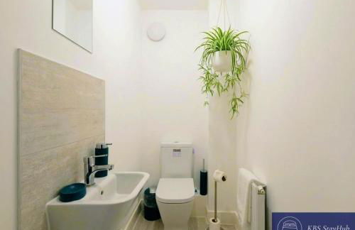 Stylish Innsworth home with garden & parking - Photo 2