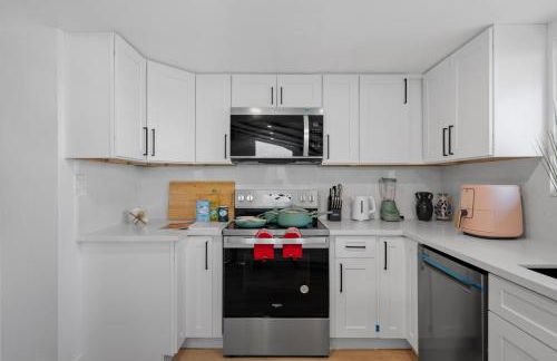 Entire Private Home with 2 Bedrooms 1 Bathroom, Grand View, King Bed, Spacious, Parking, Available Now - Foto 17