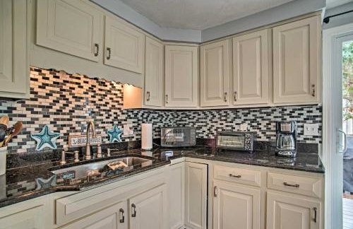 Walk to Haigis Beach Cape Cod Retreat with Deck! - Foto 9