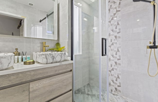 High-end Modern Villa Spa Pool & Views - Photo 34