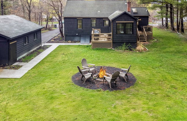 Charcoal Chalet by Avantstay A+ Design w/ Firepit - Foto 31