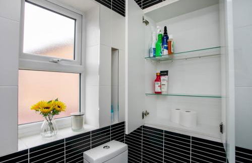 Charming Home - Free Parking - Private Garden - Pass the Keys - Foto 41