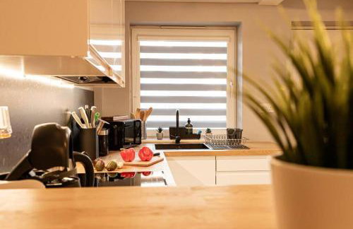 Detached 2 Bedroom House - 10 minute's walk to Town Centre - Free Parking, Fast Wifi and Smart TVs by Tejza Property - Photo 3