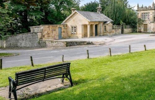 North Lodge - 17th Century Gate Cottage at Hassop Hall - Photo 21