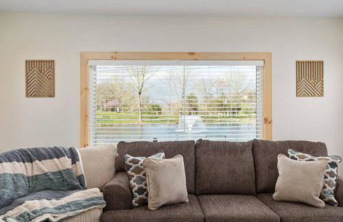 Pondview 4BR Cabin-Walk to Caverns, Hot Tub, Wi-Fi - Foto 16