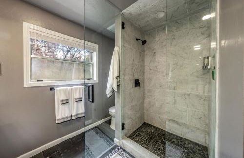 Creekside Cabin - Pup-Friendly with AC - Foto 23