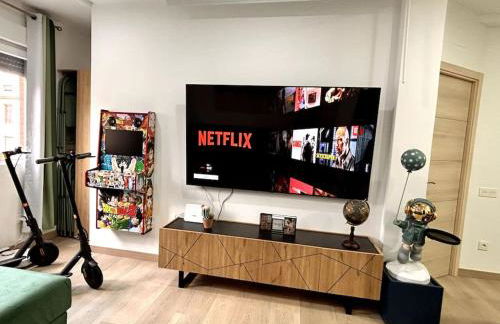 LUJO 10 pax Proyector, Maquina Arcade y Patinetes - Foto 5