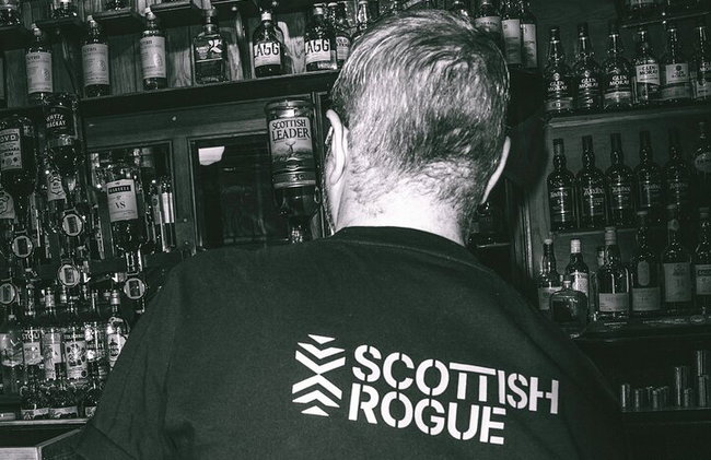 Explorez Glasgow : Visite à pied du Scottish Rogue Whisky Bar - Photo 14