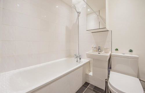 Bright Cosy Cottage with Parking and Outdoor Patio - Foto 5