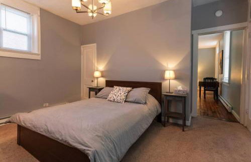 Cozy Apt in Walkable Area Downtown with Parking - Foto 10