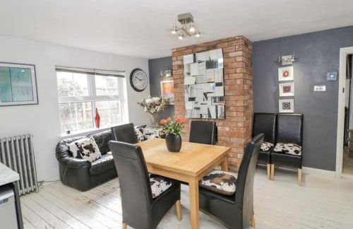 Lovely Comfortable 3 Bed Home, Worcester - Photo 1