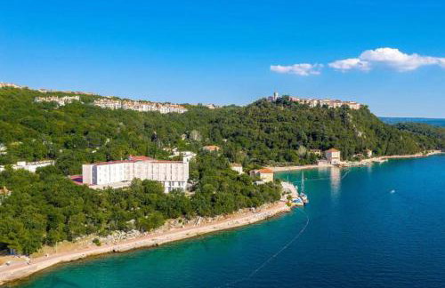 Villa Mirakul, new modern villa with swimming pool, close to the beach, children playroom, quiet area- by TRAVELER tourist agency Krk - ID 2680 - Foto 14