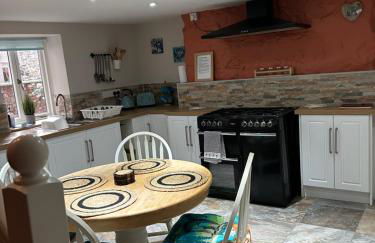 The Buxton Retreat A Luxurious 3-Storey Townhouse with Four Poster Bed and Double Jacuzzi Bath" - Photo 21