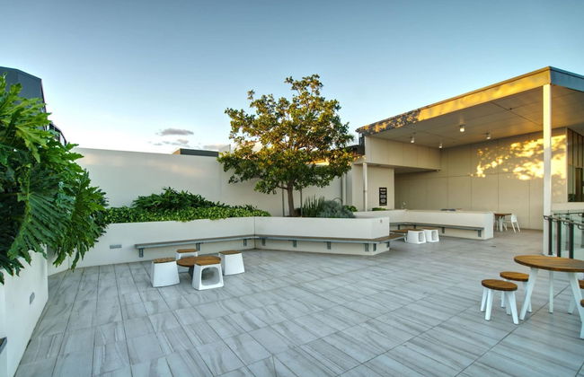 2BR Food Drink Hub Pool 2 Cars Gym Rooftop - Foto 19