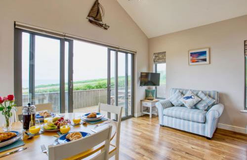 Beautiful Seaside Holiday Home - Photo 1