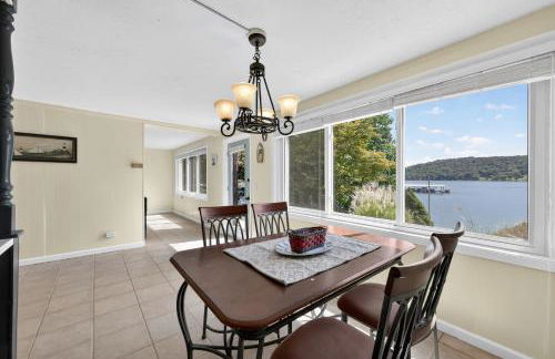 Lakefront Getaway with Private Dock & Scenic Views home - Foto 14