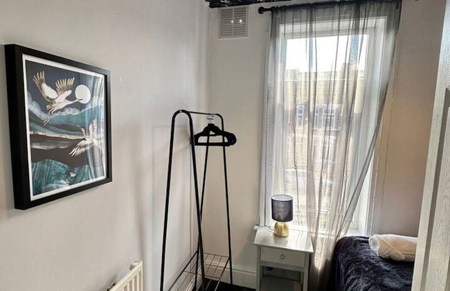 Large Five Bedroom Home with parking - Foto 18