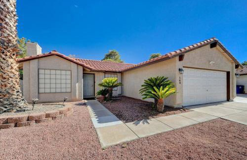 Cozy Getaway with King Bed, BBQ & Spacious Backyard - Photo 18