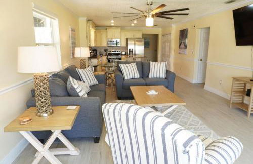 3 bedroom 2 bath home walking distance to beach - Foto 25