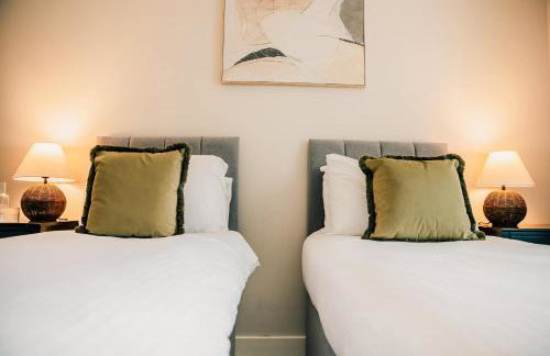 Modern Central 2 Bed Apartment with Parking - Photo 45