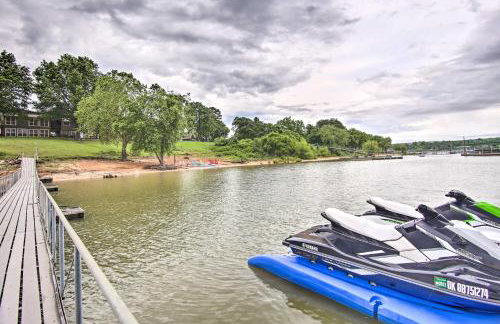 Lakefront Home with Private Beach Access! - Foto 31