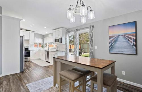 Family 4BR Home with Patio by Willowcreek Park - Foto 15