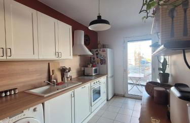 Gerland T2 standing - balcon - parking privé souterrain - Foto 3