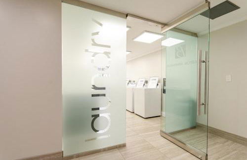 Designer Penthouse 2 Bedroom with Balcony Beverly Hills Adjacent - Foto 55