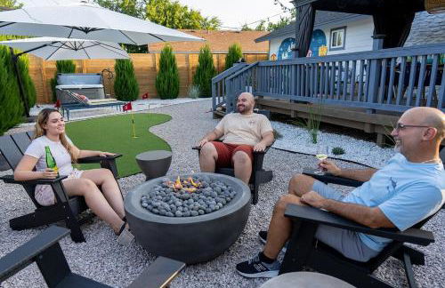 Modern 3BR Retreat with Fun Yard, Mini-Golf, Hot Tub & BBQ Dining Deck - Foto 33