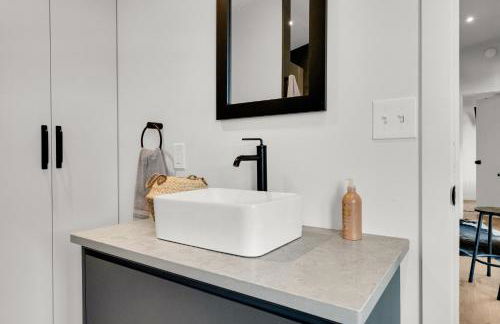 Tiny House on a Waterfall at Private Tiny Lake - Foto 16