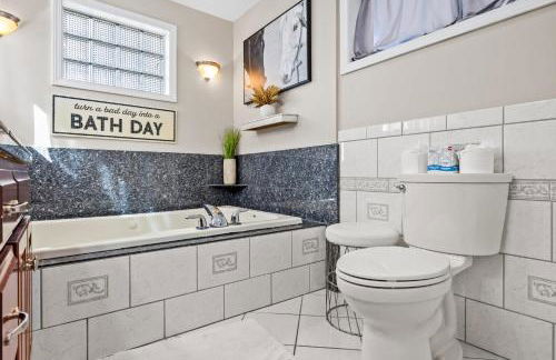 3BR Cozy Family Home with HotTub & Spacious Backyard - Foto 49