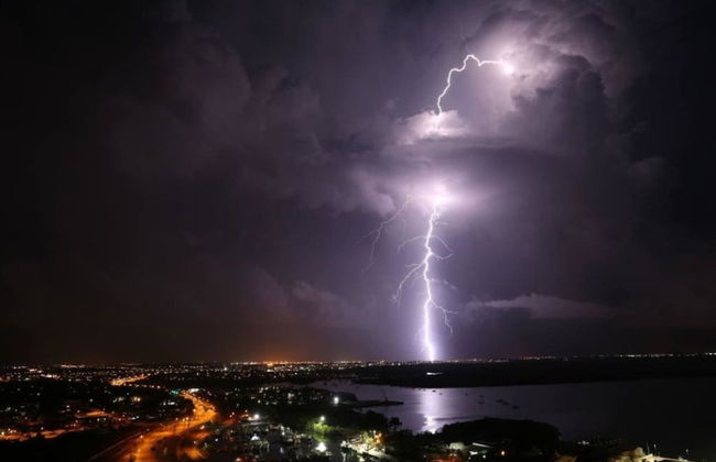 Waterfront Retreat Ocean Views Pool Balcony - Photo 20