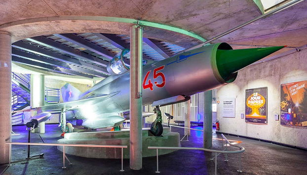 Avião exposto no Mémorial de Caen