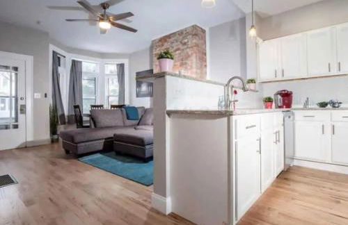 Jungle House Columbus Downtown Free Parking Sleeps 8 - Near Convention Center & Nationwide Arena - 2BR Short North Luxury Home - Over 5,800 Five Star Stays - Foto 1