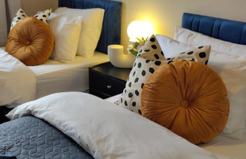 Spacious Dewsbury Home, 8 beds, sleeps 10, Free Parking and Wifi, 3 TVs, Close to motorways - Foto 14