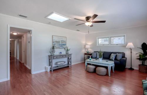 Beachside snowbird escape with fenced yard & washer/dryer - walk to beach access - Foto 8