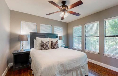 Spacious Lakefront Hideaway with Decks, Grill, Billiards, Tennis & Pool - Foto 14