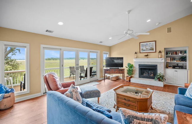 Stunning Marsh & Water Views in This Completely Renovated Three Bedroom Home - Foto 17