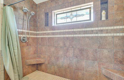 Hot Tub, Pool, and Fire Pit! Solar-Powered Hutto Gem - Foto 17