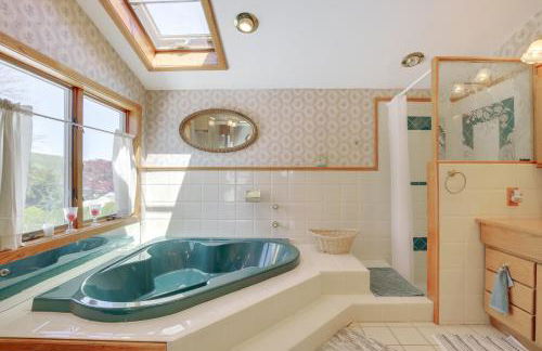 Lake Carmel Access Waterfront Home with Deck! - Foto 27