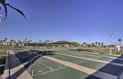 Deck and Pool Access Long Island Village Escape! - Foto 25