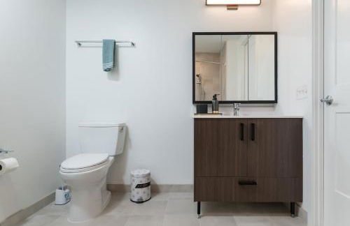 High Rise Retreat w City Skyline Views Shared Gym - Photo 46